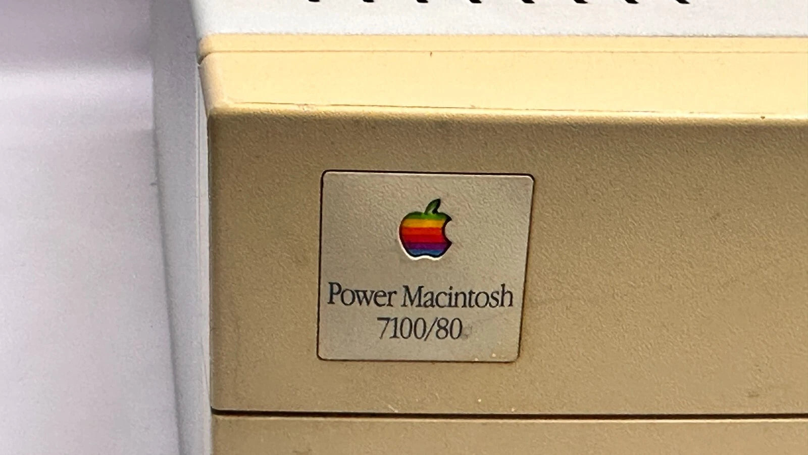 Apple Vintage Power Macintosh 7100/80 - M2391 (No Power)
