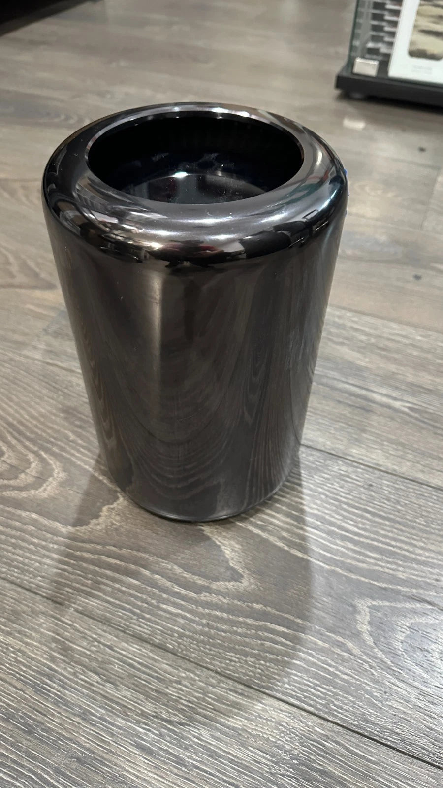 Apple Mac Pro Quad Core 3.7 GHz D300, 32GB Ram, 500 GB SSD - Monterey