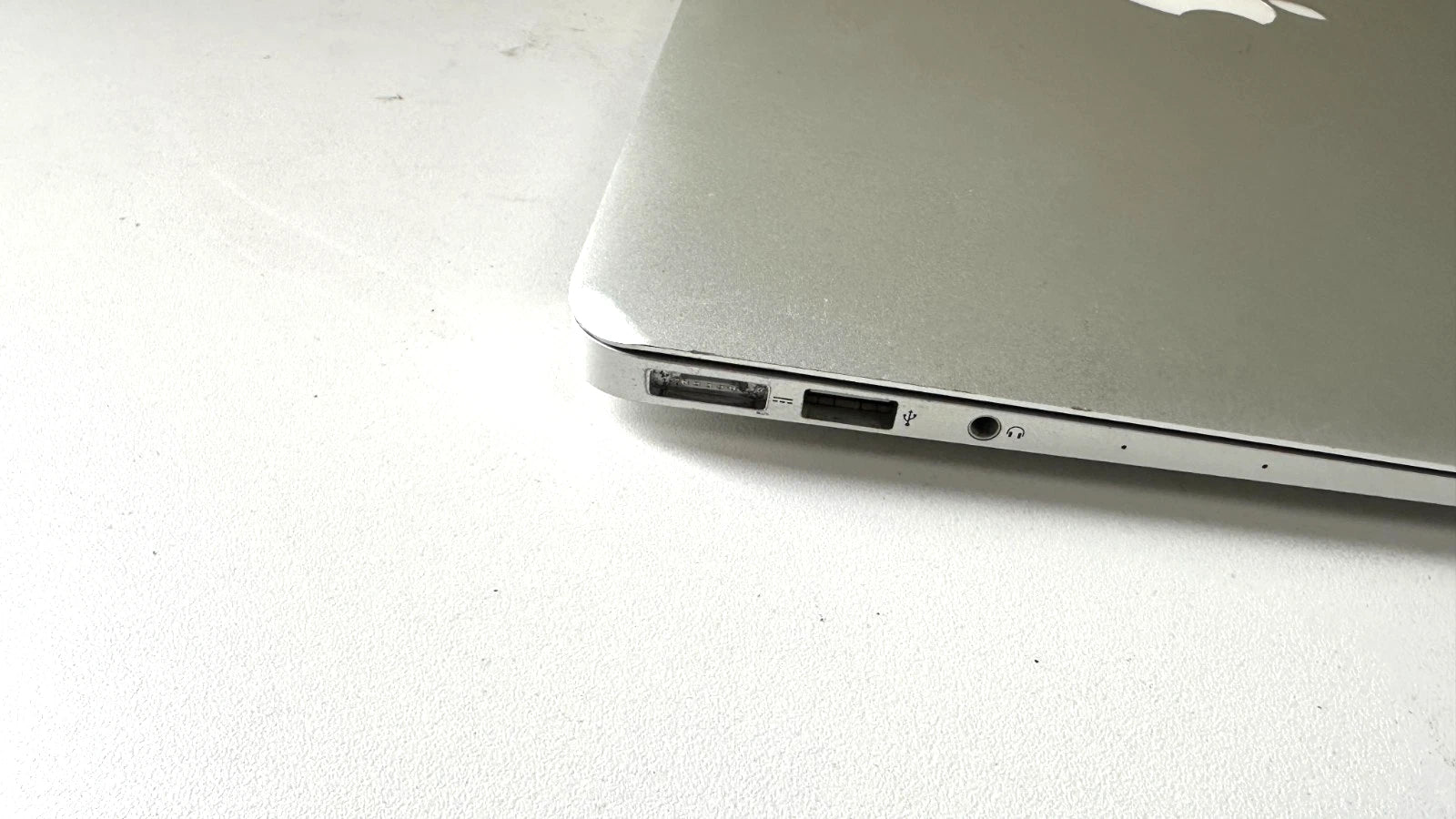 Apple Macbook Air (7,2) 13" Intel Core i5 1.6 GHz, 8 GB, 128 GB Flash Drive