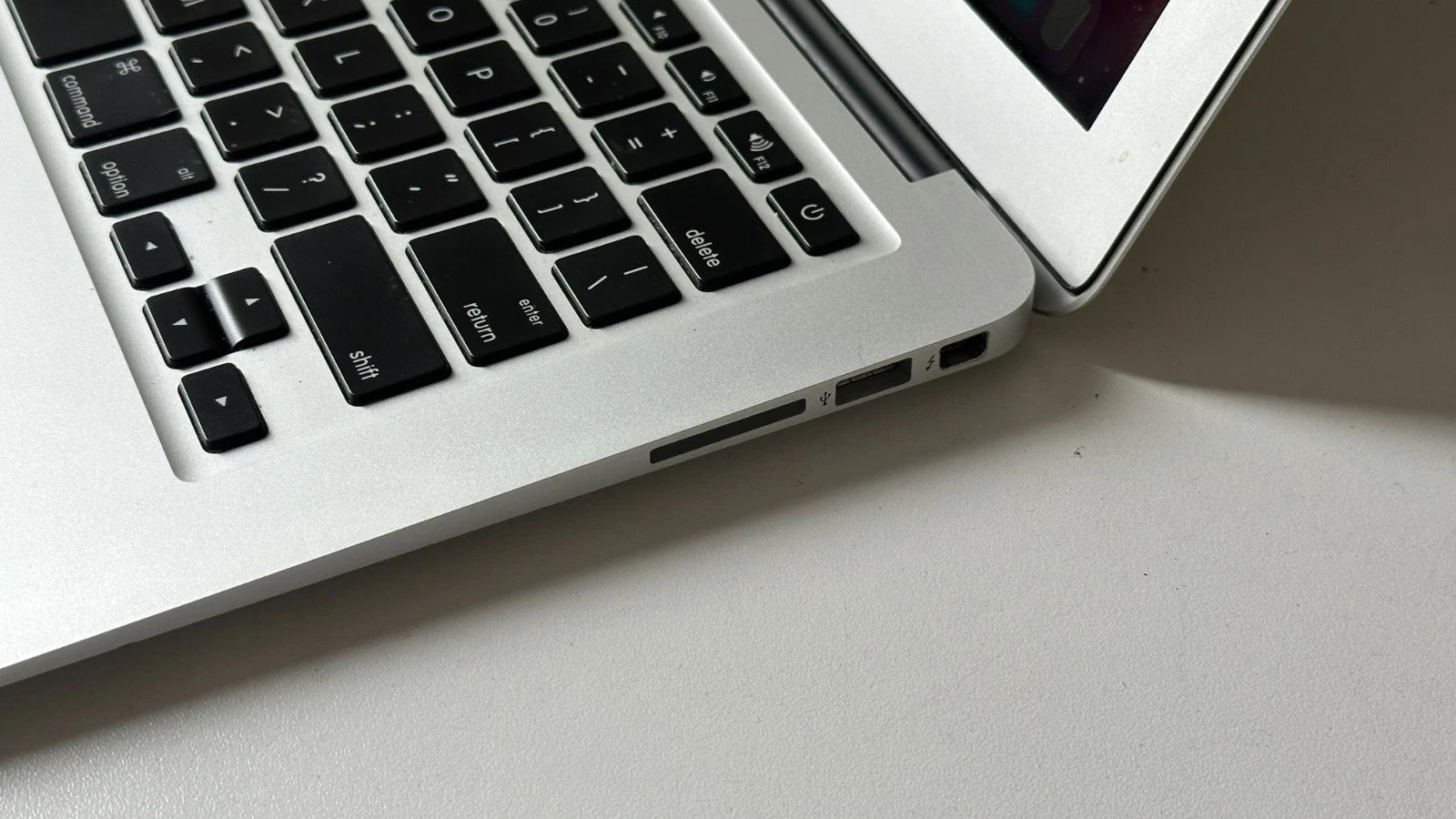 Apple Macbook Air (7,2) 13" Intel Core i5 1.6 GHz, 8 GB, 128 GB Flash Drive
